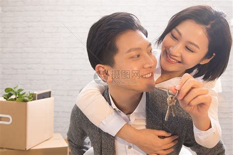 水平构图满意亲密年轻夫妇拥抱高清图片下载-正版图片501955597-摄图网