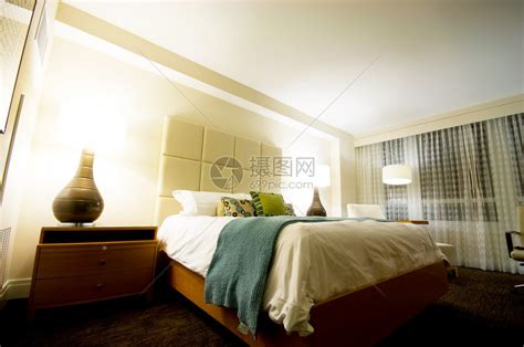 现代室内房间的双人床高清图片下载-正版图片504668367-摄图网