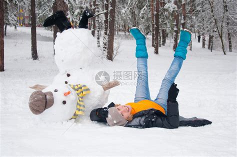 有趣的女人与变身的雪人合影高清图片下载-正版图片502532628-摄图网