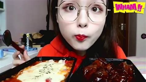 美食视频：美女大口吃红烧肉，看着那么油腻，她竟吃的那么好看！