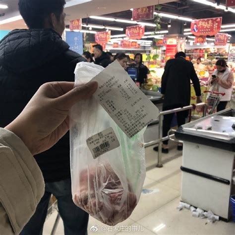 济南大润发被曝出售发臭隔夜肉，几日前因食品安全投诉过多被市场监管局约谈_门店