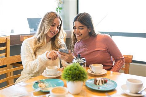 白种女人在咖啡厅桌边喝咖啡时高清图片下载-正版图片504580609-摄图网
