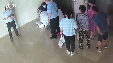 女子在医院电梯间突发心脏骤停，十余医护争分夺秒成功施救_凤凰网视频_凤凰网