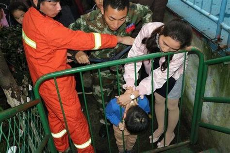 救人英雄如今病重 4名当年被救者为其捐款_湖南频道_凤凰网