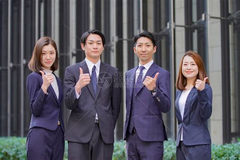 一群亚洲男女商人装模作样高清图片下载-正版图片504390248-摄图网