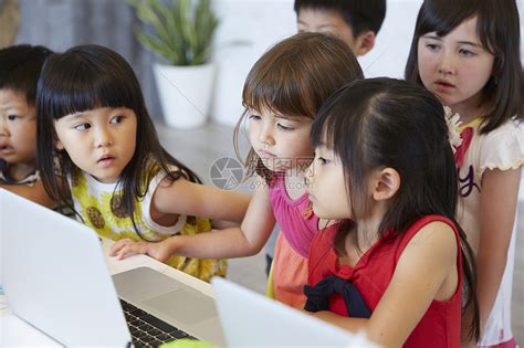 正在学习电脑操作的儿童高清图片下载-正版图片502028480-摄图网