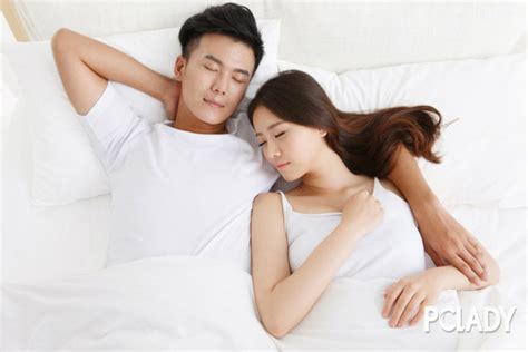 情侣抱在一起睡觉图片 抱在一起睡觉的图片_配图网