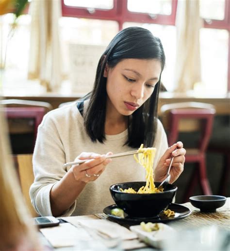 日本人吃面怪现象：不仅要发出“超大声”，还要配上一碗白米饭？_腾讯视频