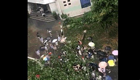 重庆暴雨致大学食堂积水 学生被困(组图)（2）-千龙网·中国首都网