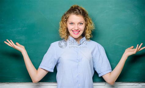 欢迎登机学校课上的女老师回到学校女人喜欢知识日空的黑板信息黑板上的快乐学生教高清图片下载-正版图片506369909-摄图网