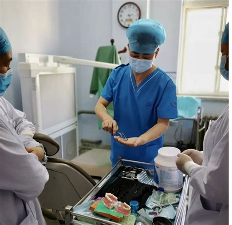 牙科医生做手术高清图片下载-正版图片501351503-摄图网