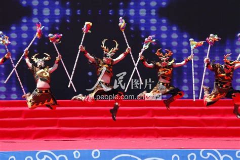 6月6日，在稷山县太阳乡杨家庄村，稷山县蒲剧团演员在表演折子戏《三对面》。