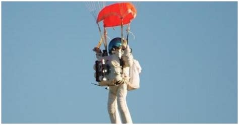 跳伞高度的世界纪录41419米,阿兰-尤斯塔斯在2014年10月创造的