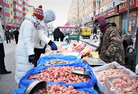 黑龙江零下40度的户外早市，货品冻成冰块，难得一见的市井风情_黑河_生活_天气
