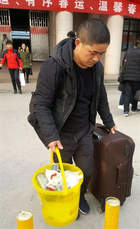 一个桶为何成许昌火车站“网红”，看完流泪-大河新闻