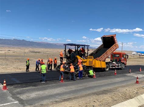 新疆塔城公路管理局：机械联合处治路面病害，提升公路通行能力 - 公路 - 人民交通网