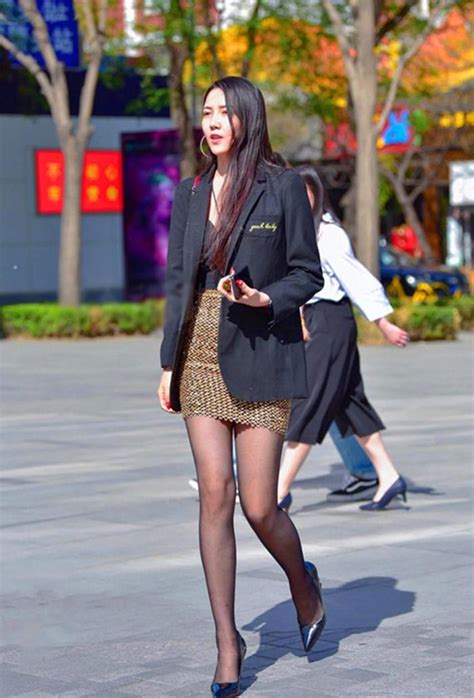 黑色丝袜搭配高跟鞋，春季搭配更好看，紧身针织长裙更显身材