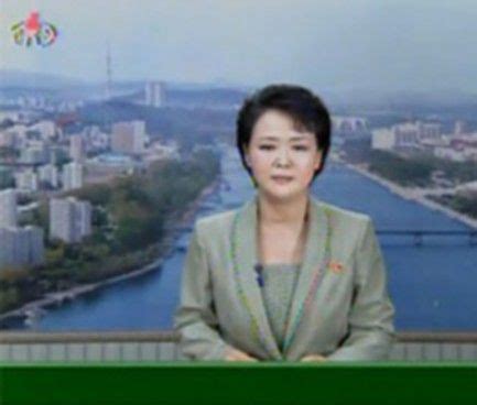 朝鲜中央台新闻联播新形象 主播不再低头看稿(图)_娱乐频道_凤凰网