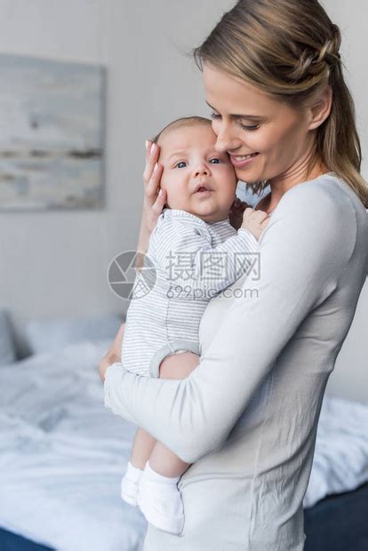 在家里抱着可爱的男婴妈快高清图片下载-正版图片503390807-摄图网