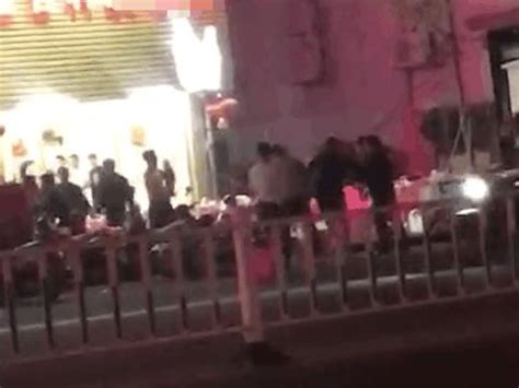 安徽界首当街被打女子鉴定为轻微伤：打人男子涉嫌故意伤害被行拘_手机新浪网