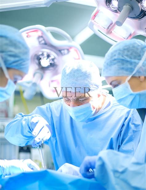 手术室内给病人做手术的医生高清图片下载-正版图片307666055-摄图网