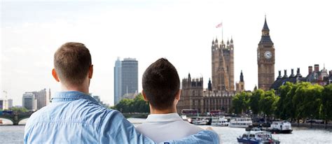 人,同婚姻,旅行爱情亲密的快乐男夫妇拥抱背后大本议会伦敦背景高清图片下载-正版图片300674186-摄图网