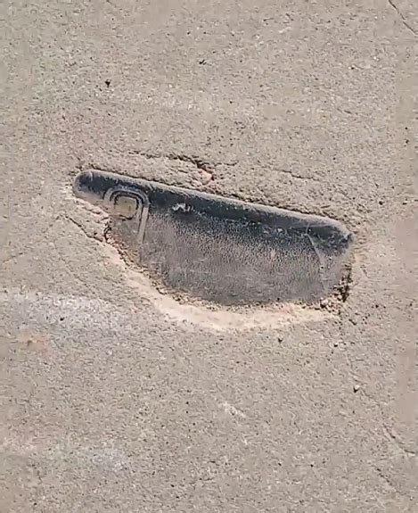 男子遛弯发现3年前丢的手机：竟镶嵌在水泥路里 - 风君雪科技博客