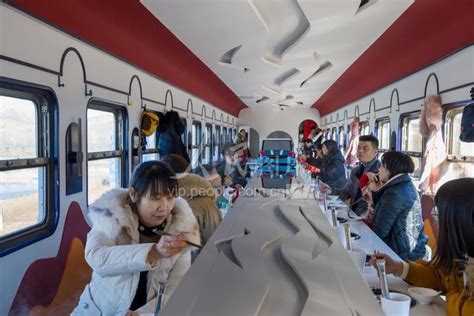 河北迁安：“火车”上的时尚火锅吸引食客-人民图片网