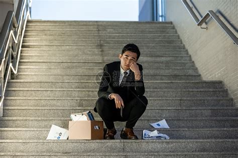 被辞退的商务男性失落的坐在楼梯上高清图片下载-正版图片501705479-摄图网