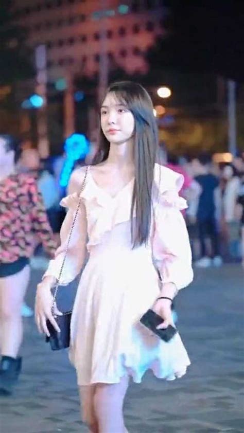 时尚街拍：北京街头的美女小姐姐，称她为女神是不是更恰当呢？_腾讯视频