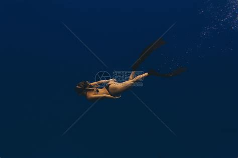 女性在海里潜泳高清图片下载-正版图片501870512-摄图网