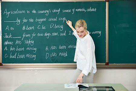 黑板前讲课的女老师图片素材-正版创意图片500667594-摄图网