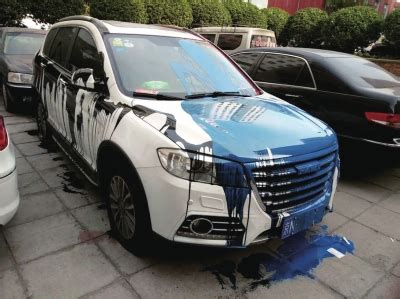 奥迪Q7乱停车，被人泼油漆、划车漆、贴上纸，网友：干得漂亮__财经头条