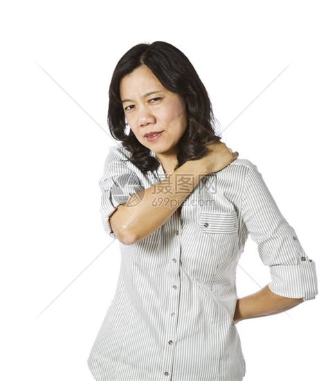 亚洲女士触摸她的肩膀背高清图片下载-正版图片502942051-摄图网