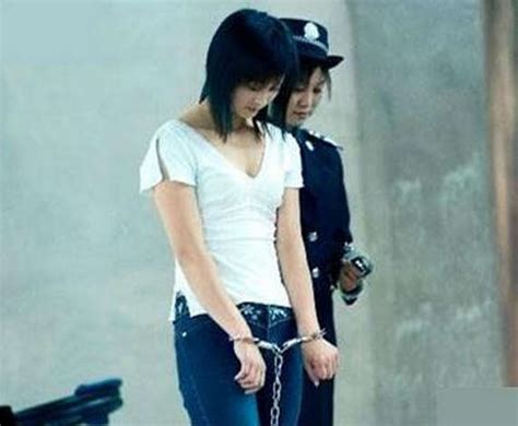 广州女毒贩被判死刑现场 哭称“自己是文盲”_广东滚动_南方网