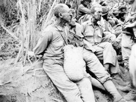 二战老照片 美军在瓜达尔卡纳尔岛 光着膀子装卸弹药