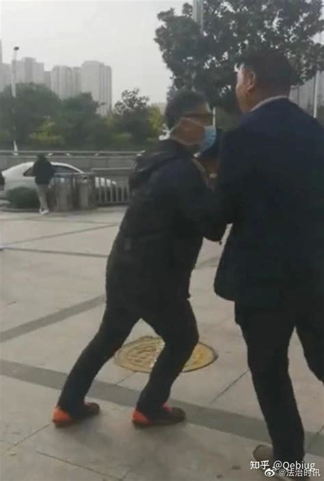 河南电视台记者采访遭纠缠，受伤后反而面临处罚 - 知乎