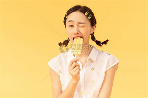 快乐儿童吃冰棍高清摄影大图-千库网