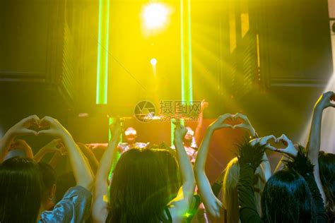 一群人在迪斯科夜总会跳舞高清图片下载-正版图片306623221-摄图网