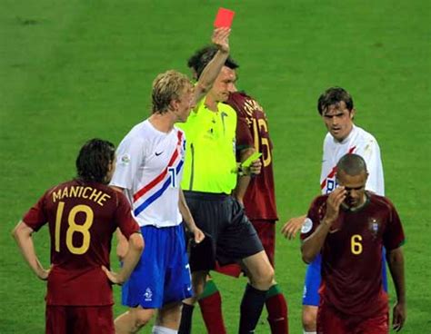 足球比赛中，被判罚红牌或黄牌的常见情况有哪些？ - 问版主⁉