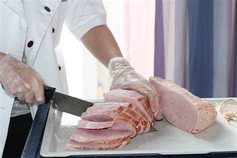 切“猪肉”割破手，差点没了命！这些食材处理不当，容易造成致命伤害
