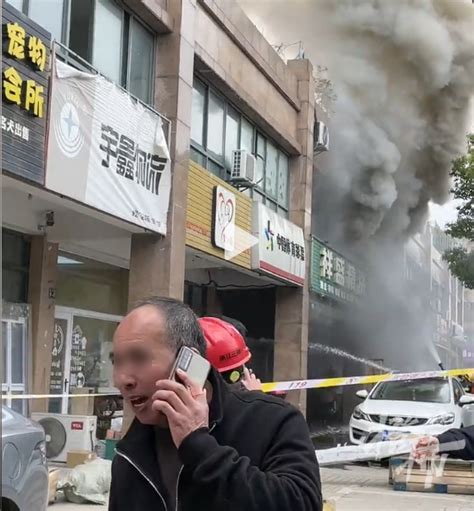 余杭一临街门店二楼突发大火！目击者：两个老人被救出送往医院，疑为小孩玩火引起