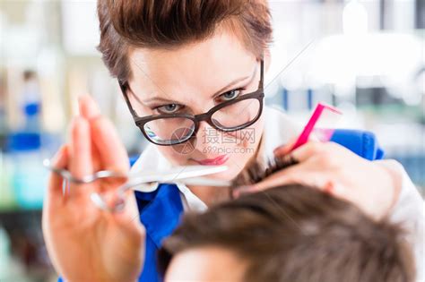 在美发店剪男人头发的女理发师高清图片下载-正版图片503379896-摄图网