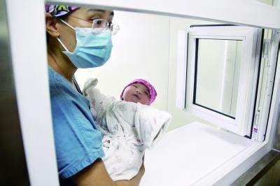 新生女婴被弃医院厕所 警方正全力寻找孩子父母_社会_中国小康网