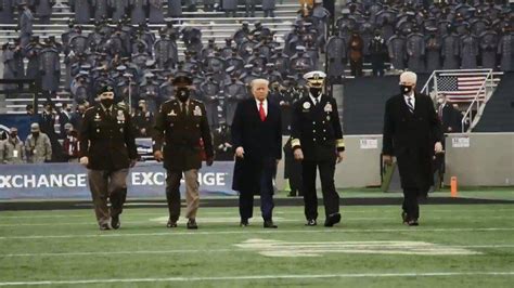 美国总统特朗普出席在西点军校举行的橄榄球大战……_新浪新闻