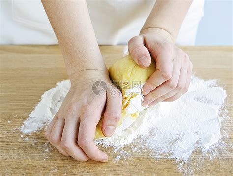 面团和手特写面包酵母女性厨房手指手工烹饪面粉黄色糕点高清图片下载-正版图片321774085-摄图网