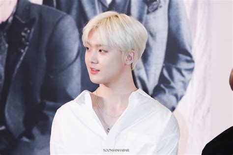 ASTRO尹产贺图片