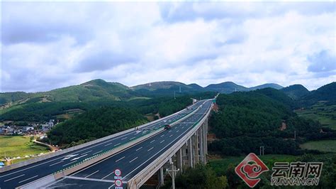 云南曲靖：高速公路促进经济发展-人民图片网