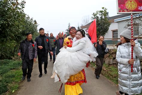 农民娶村花当媳妇，却被村霸看上，这部国产电影揭露了人性的肮脏（一）_腾讯视频