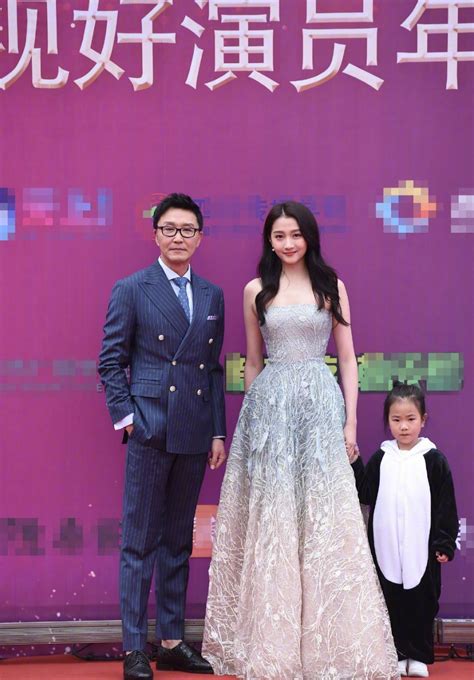 吴刚与关晓彤同框出席中国电视好演员盛典
